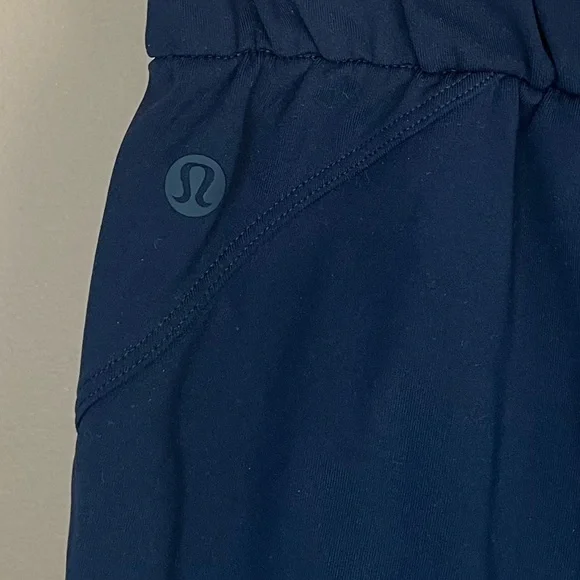 {Lululemon} Stretch High-Rise Jogger Shorter Length in True Navy - Womens 8